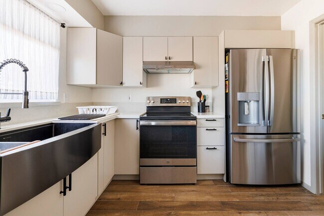 Building Photo - 2222 W Hermosa Dr