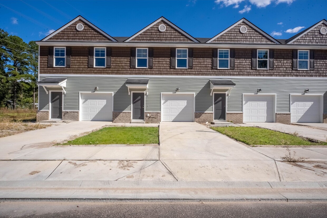 Foto principal - Pine Grove Townhomes