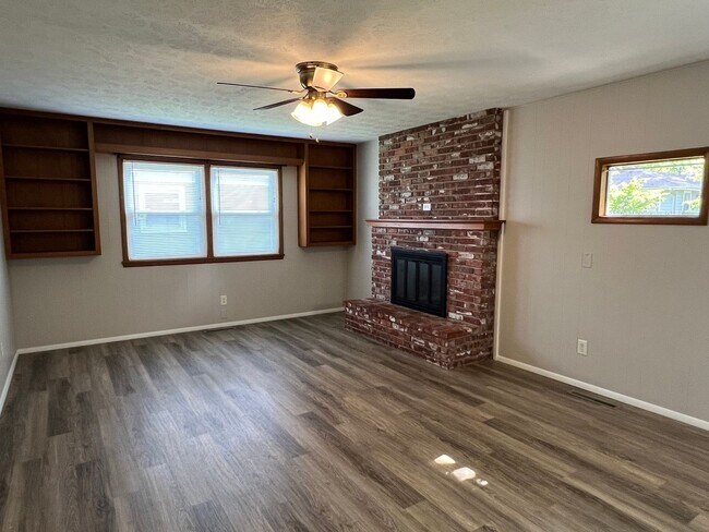 Building Photo - Well-Maintained 3 Bed / 2 Bath near Mercy Hospital