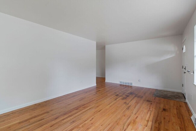 Foto del edificio - Spacious 5 Bedroom, 2 Bath Home with Finished Basement and Attached Garage