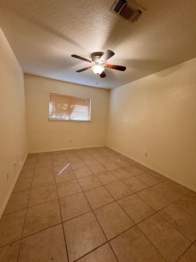 Charming 2 bedroom, 2 bath townhome in desirable area near a Golf Course & a greenspace. Two pat... - Charming 2 bedroom, 2  bath townhome in desirable area near a Golf Course & a greenspace. Two pat...