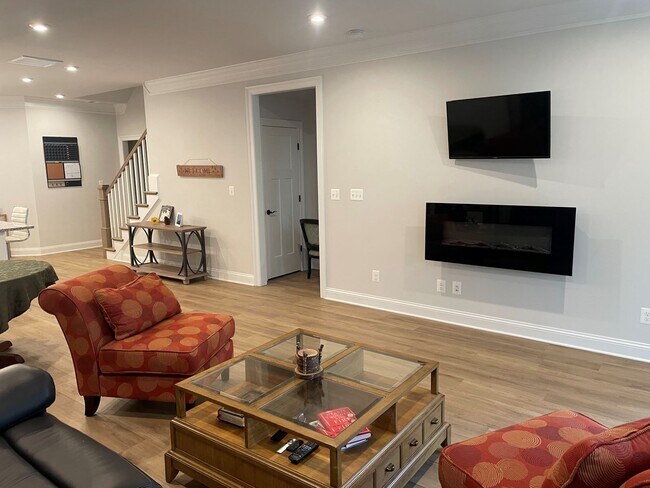 Foto del edificio - 819 Heathfield Ln