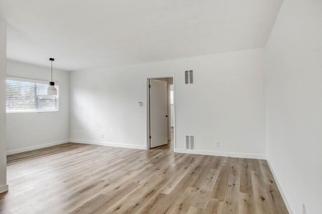 Building Photo - 943 6th St