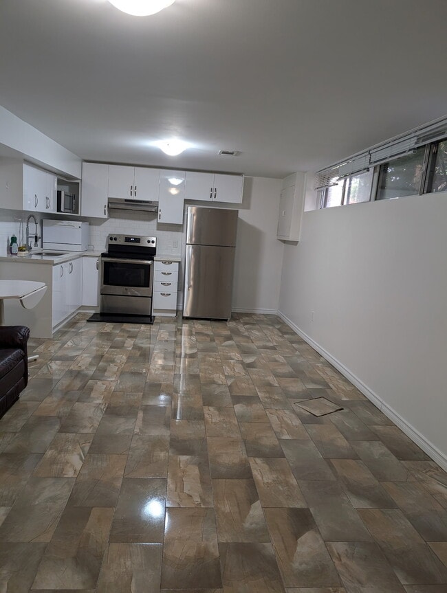 Building Photo - 175 Searle Av