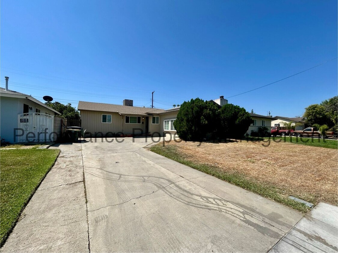 Foto principal - Cute 3 Bed/1 Bath SE Bakersfield Home w/ S...