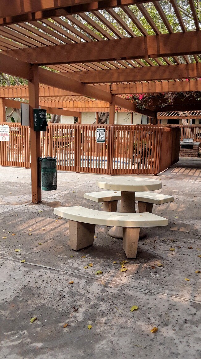 Foto del edificio - 6354 Rancho Mission Rd