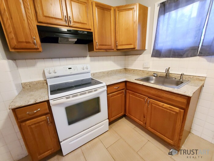 Primary Photo - 1 Bedroom Apartment with backyard/basement