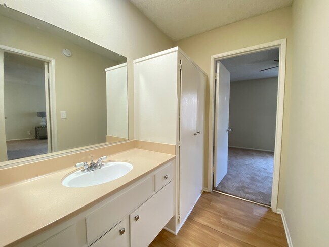 Building Photo - Haskell Granada Apartments