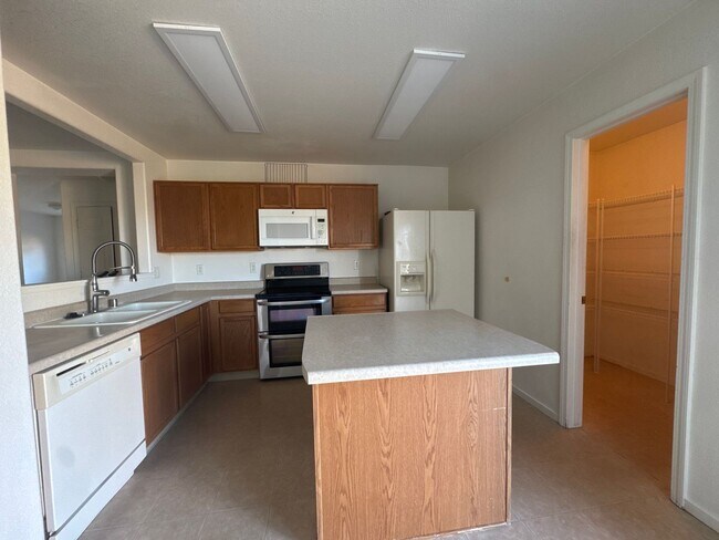 Building Photo - 3 Bed 2 Bath Home w/ Beautiful Backyard - ...