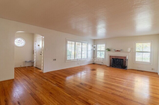 Foto del edificio - 966 W Mariposa Ave