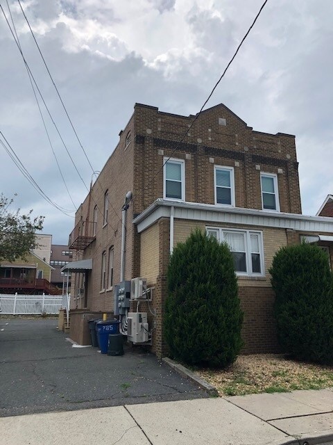 Primary Photo - 765 4th St