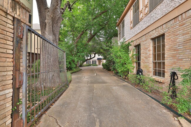 Building Photo - 2209 Nantucket Dr