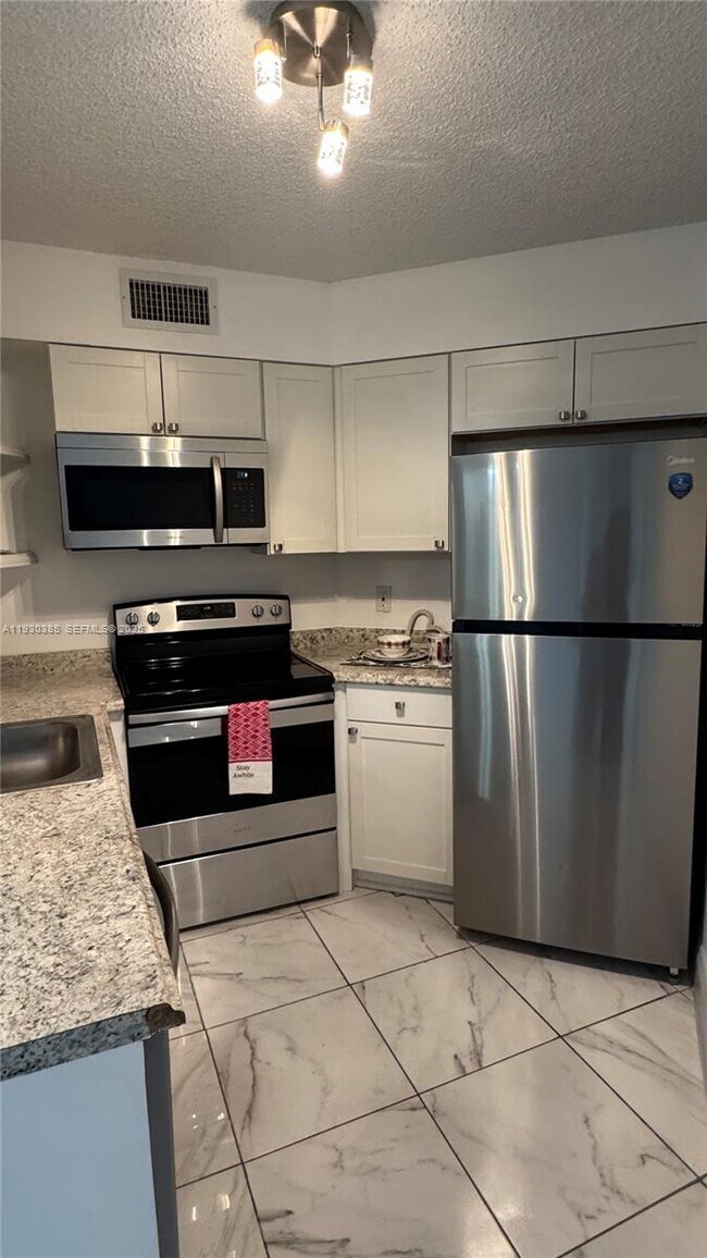 Foto del edificio - 212 Lake Pointe Dr