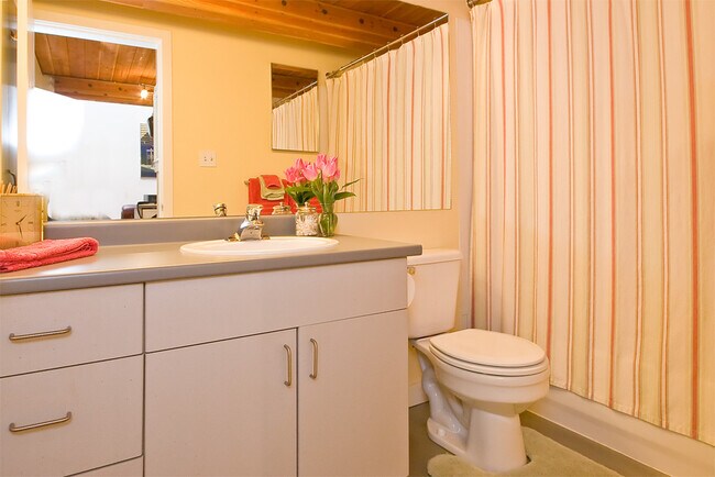 Building Photo - 66 Bell St #200