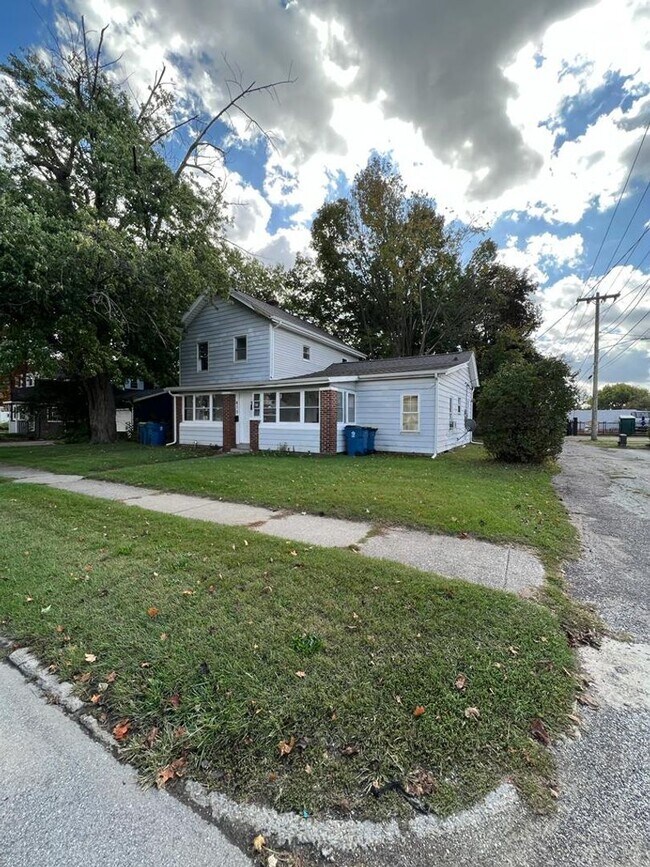 Building Photo - 415 E Broadway St