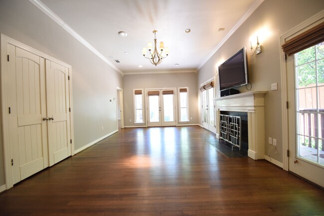 Foto del edificio - Walk to Inwood Village! Charming 3 bed 3 b...