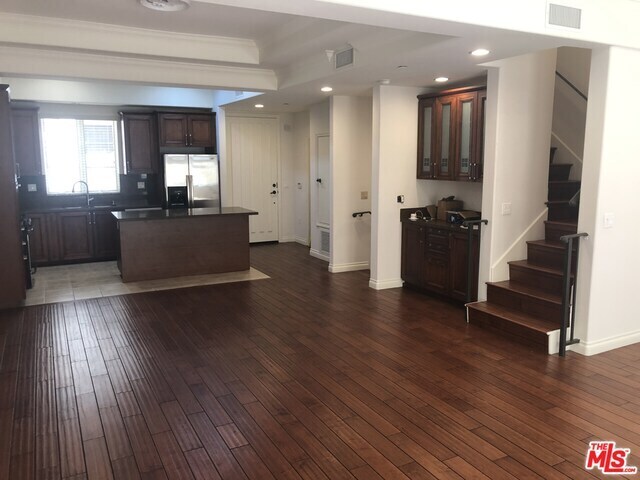 Foto del edificio - 10765 Wilkins Ave