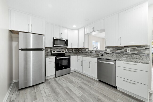 Foto del edificio - 22546 Ira Blvd