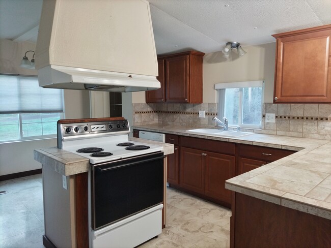 Remodel eat in kitchen w/ tile countertop - 15016 Frenchie Ln SE
