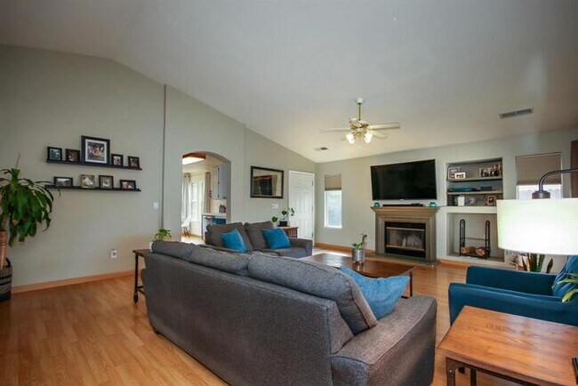 Foto del edificio - Spacious 3 Bedroom in Citrus Heights