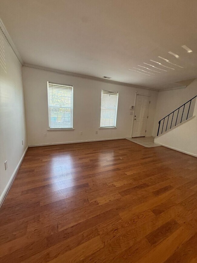 Building Photo - Beautiful 3-Bedroom, 2.5-Bathroom Townhous...
