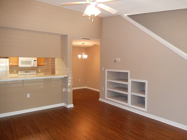 Building Photo - AWESOME 3/3 in Great Location Will Have Ne...