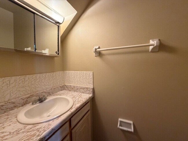 Foto del edificio - 6881-6887-6887 Emerald Ave