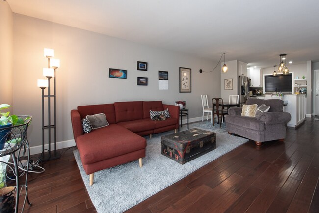 Photo - Incredible DT Kirkland 2bd 1.5 Bath Townho... Townhome