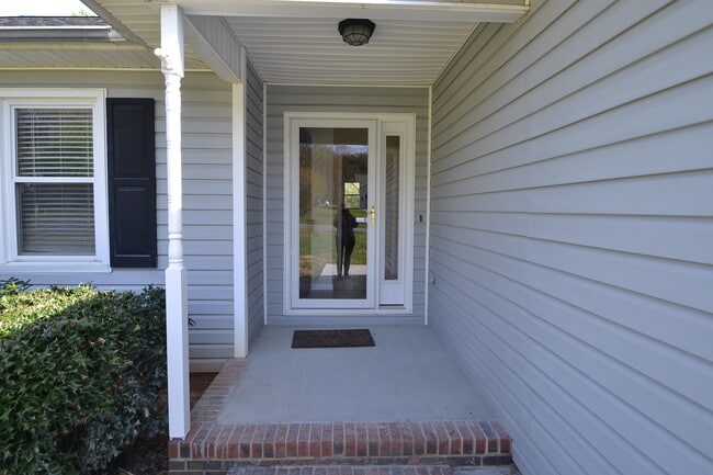 Building Photo - AVAILABLE August 24, 2023 Nice 3 bdrm 2 ba...