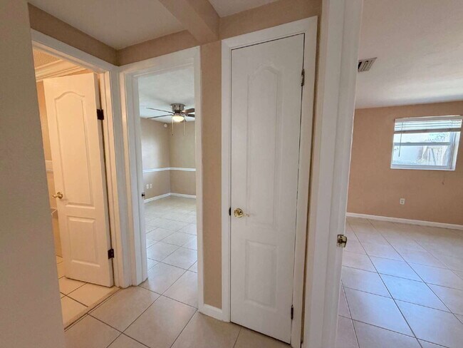 Foto del edificio - "Charming 2-Bed, 1 -bath in Holiday, FL - Cozy 864 Sq Ft Gem!"