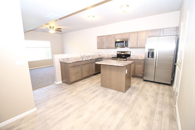 Building Photo - Brand New Townhome