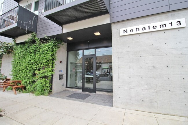 Building Photo - 1280 SE Nehalem St