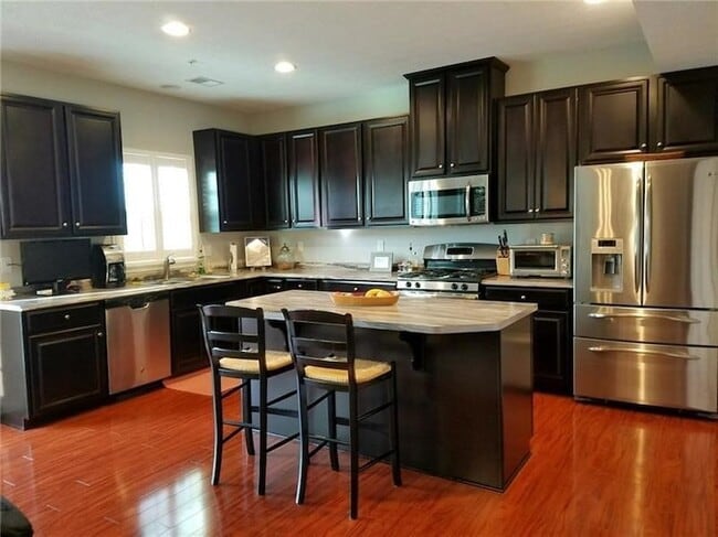 Building Photo - 411 Maple Ridge Dr