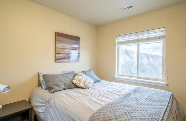 Foto del edificio - 3 Bedroom 2.5 Bath behind Costco