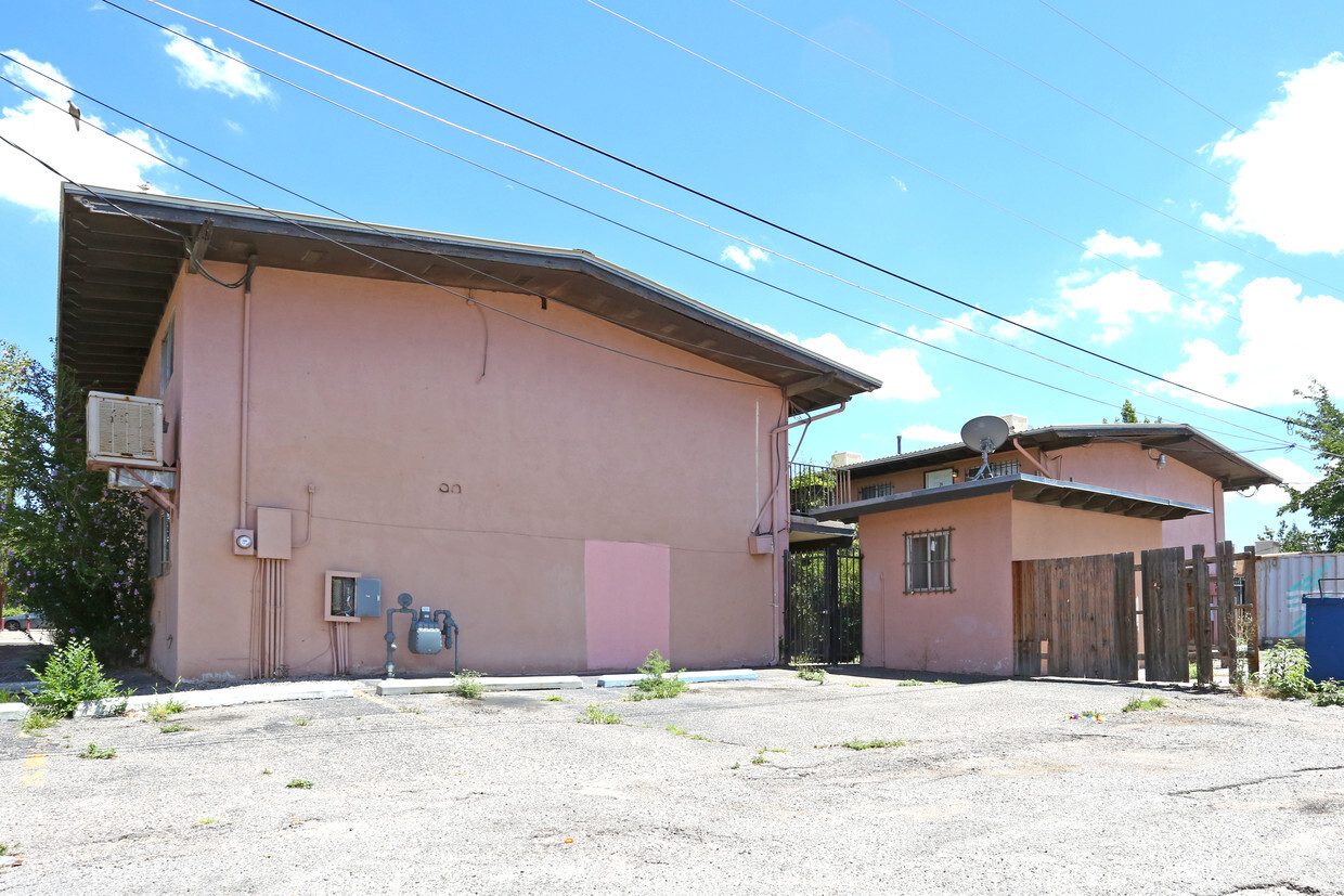 Building Photo - 501 Columbia Dr SE