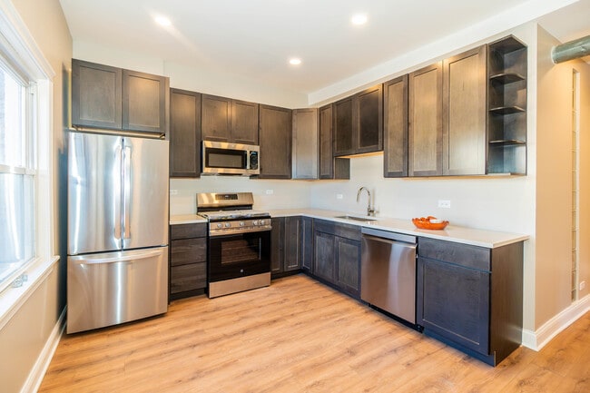 Building Photo - 1032 W Dakin St