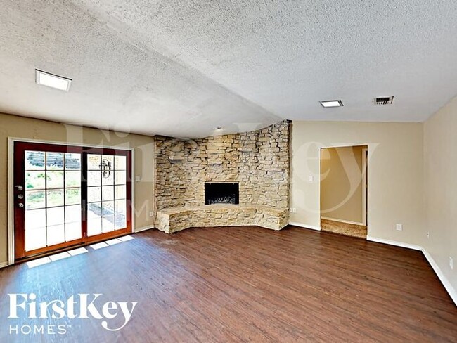 Foto del edificio - 7701 Skylake Dr