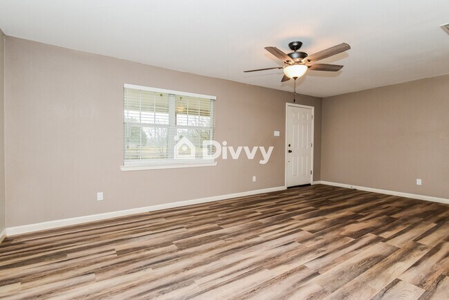Foto del edificio - 300 N 5th St, Quinlan, TX 75474