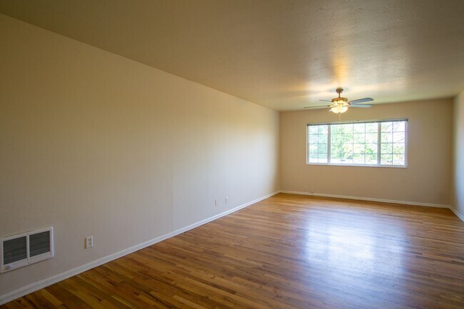 Foto del edificio - John's Landing 2Bdr in Garden Setting W Garage Ready Early September!