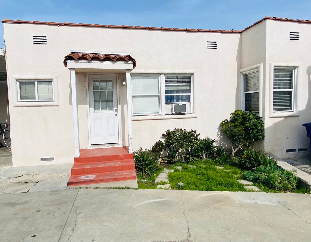 8173 San Antonio Ave Unit Middle, South Gate, CA 90280 Apartments in South Gate, CA