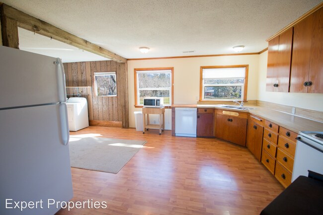Building Photo - 3 br, 1 bath House - 2990 Rogue River Drive