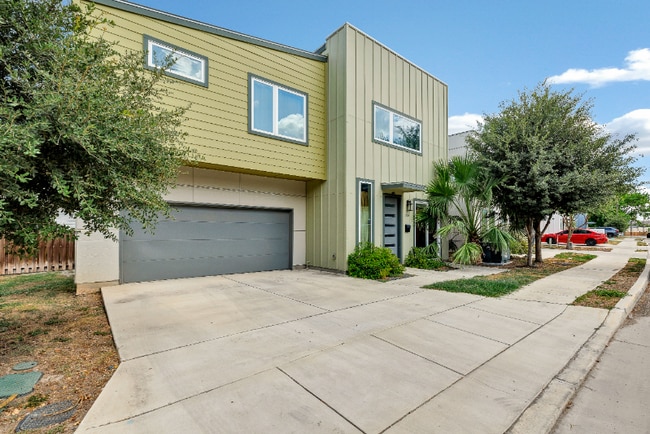 Building Photo - 226 Rainbow Dr