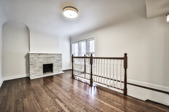Building Photo - 734 W Waveland Ave