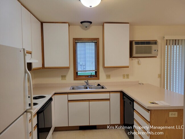 Building Photo - 1204 N Forest Ln