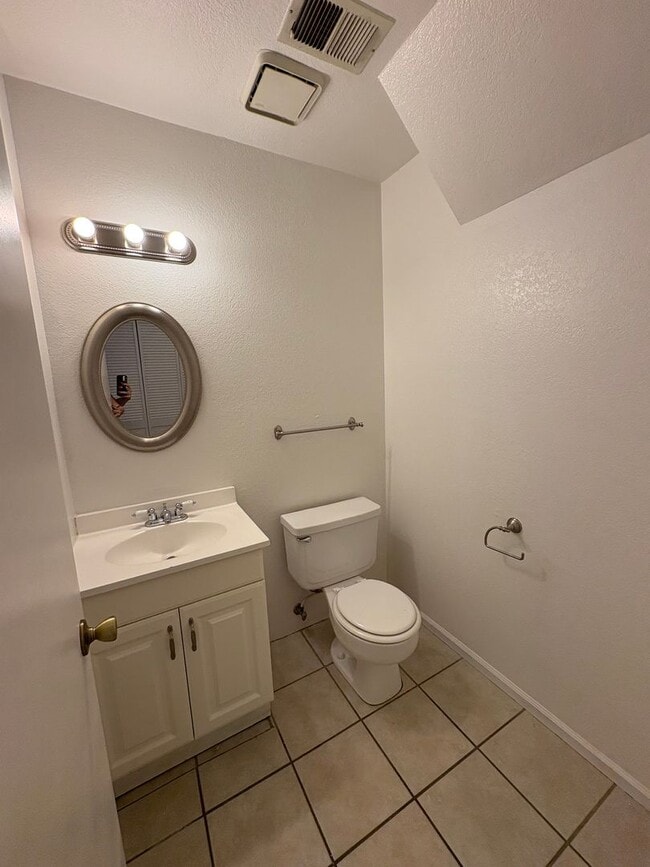 Building Photo - Updated 3 Bedroom 2.5 Bath Townhome