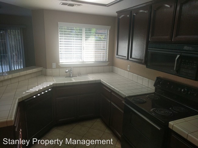 Building Photo - 3 br, 2.5 bath House - 5609 Laguna Park Dr