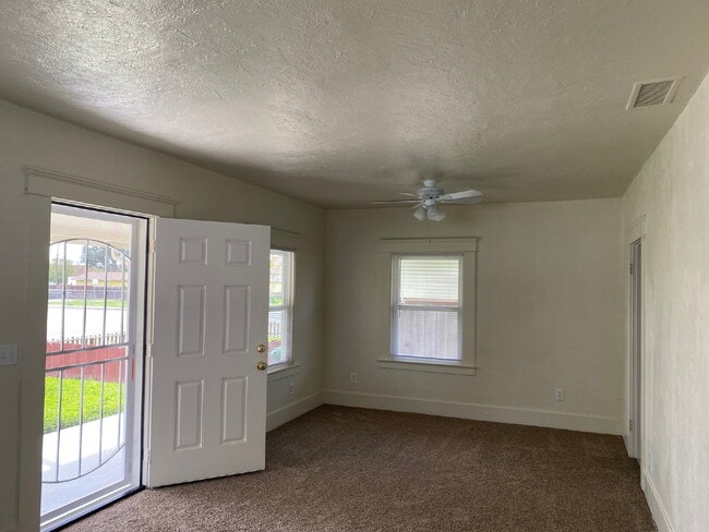 Building Photo - Charming 2-Bedroom, 1-Bath Home with Modern Updates on a Spacious Lot