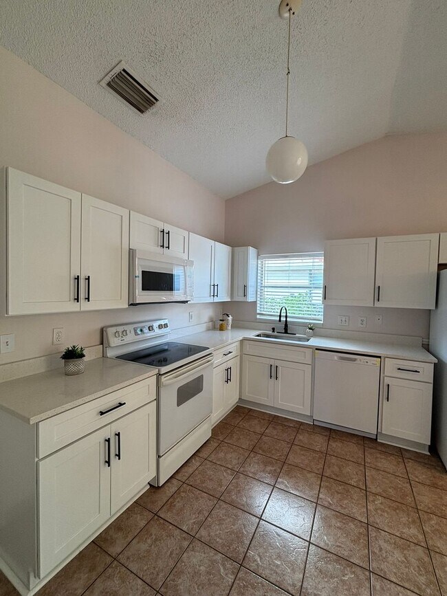 Foto del edificio - Beautiful Home in the Heart of Clermont – Prime Location!