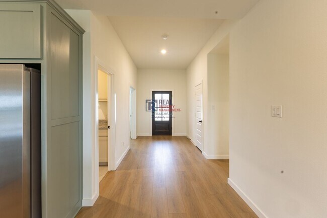 Foto del edificio - Beautiful 4 Bedroom Home with Covered Patio & Hill Country Views