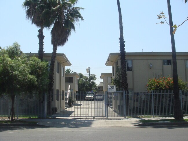 Entrada principal - 136 E Avenue 42